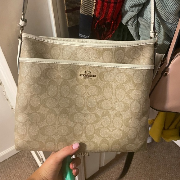 coach purse!! over the shoulder bag good condition - Picture 2 of 5